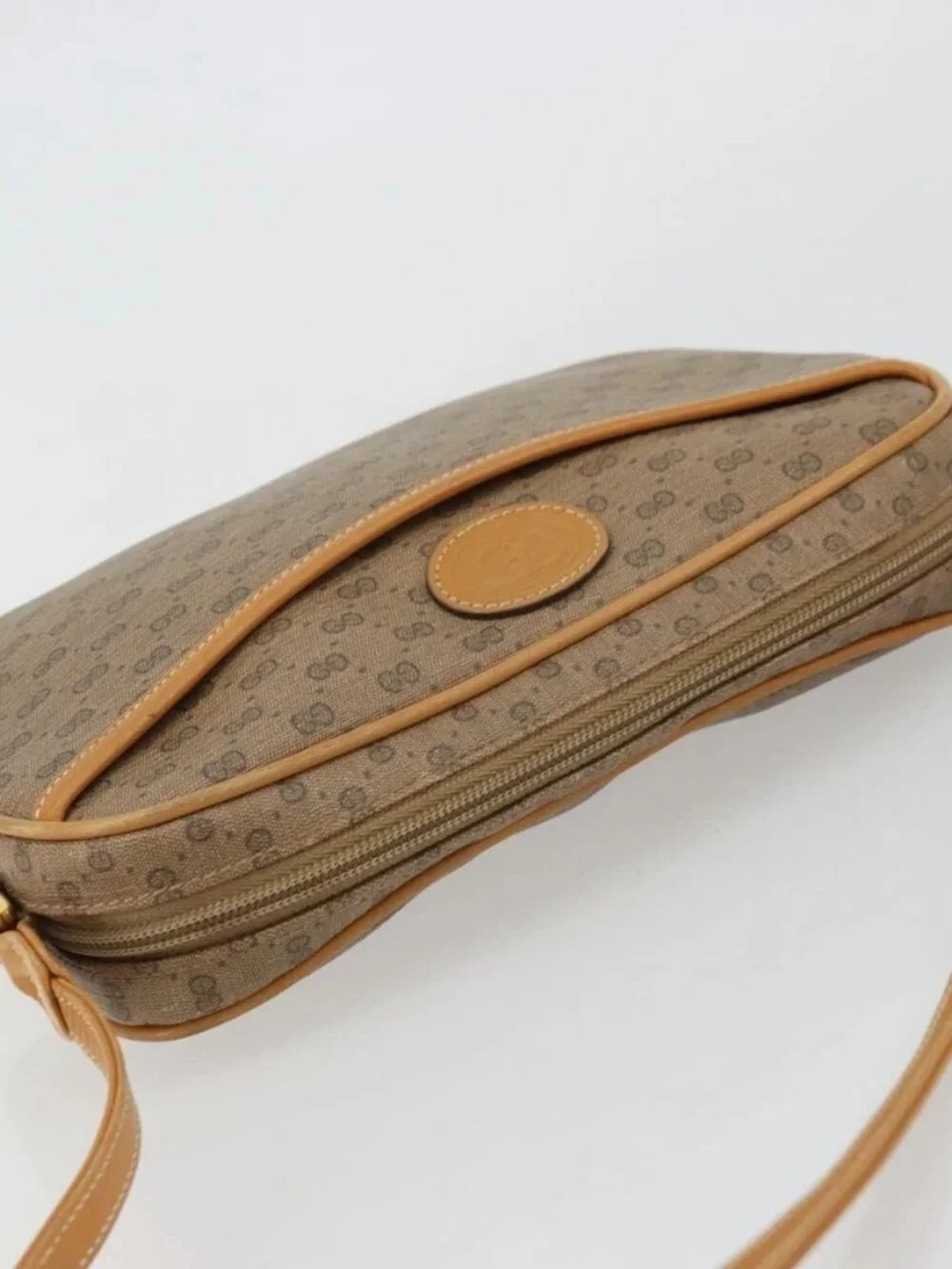 Gucci brand	gucci color	beige